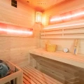 SAUNA-FINSKA-WYSOKOTEMPERATUROWA-Z-PIECEM-LARK4-WDHARVIA-6KW-4-5-OSOBOWA-150-150-CM_[114825]_1200.jpg